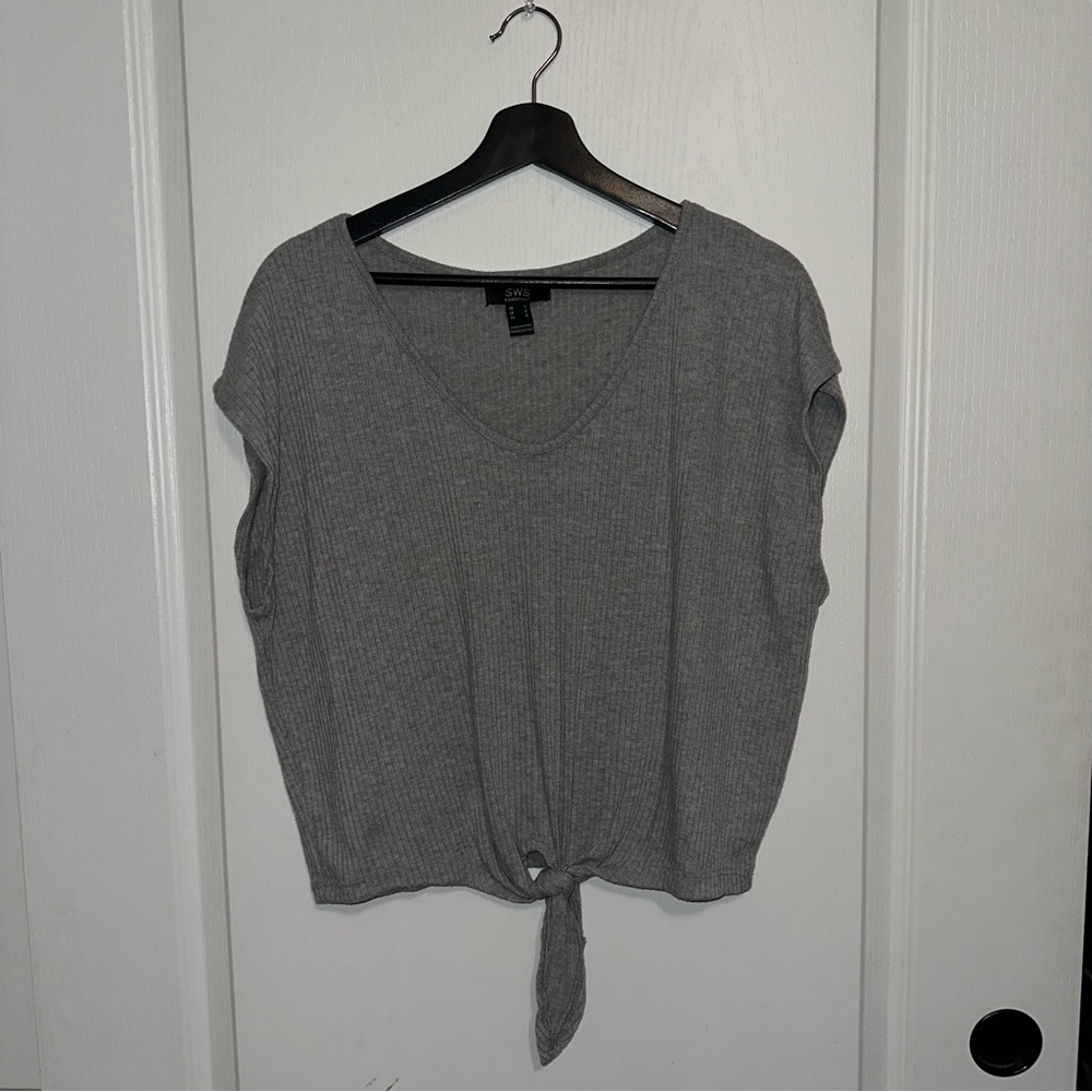 Grey cropped ribbed shirt with tie